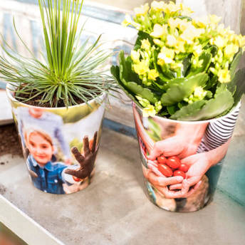 Personalisierter Blumentopf aus weisser Keramik - 36 praktische Geschenke für die erste Wohnung