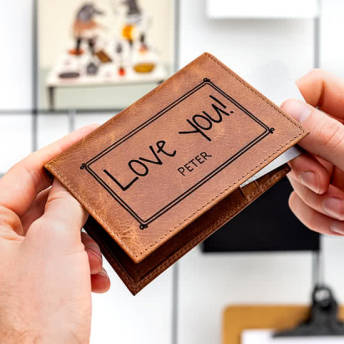 Kartenetui aus Leder mit personalisierter Gravur - 103 originelle Geschenke für Männer, die schon alles haben