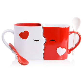 Set aus zwei knutschenden Tassen - 6 lustige Valentinstag Geschenke für gute Freunde