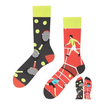 Bunte Socken mit coolem Tennismotiv - 36 originelle Tennis Geschenke für Spieler und Fans