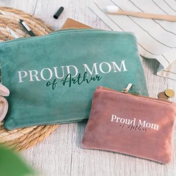 Personalisierte Kosmetiktasche aus Samt verschiedene  - 15 personalisierte Geschenke für Mama die zeigen, wie wichtig sie dir ist