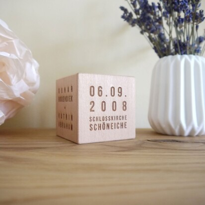 Personalisierter Holzwrfel mit den Daten der Hochzeit - 57 Geschenke zur Goldenen Hochzeit