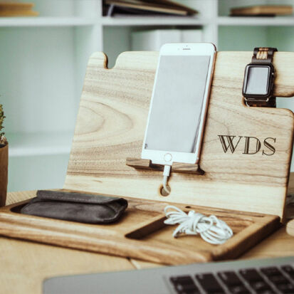 Docking Station aus Holz mit personalisierter Gravur - 