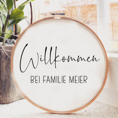 Personalisierter Stickrahmen Willkommen bei Familie - 