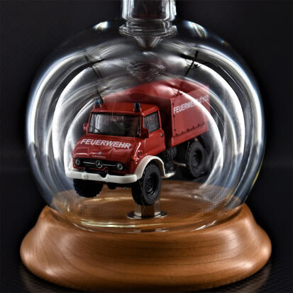 Feuerwehr Unimog 164 in mundgeblasener Flasche - 