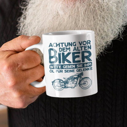 Tasse mit Spruch Achtung vor dem alten Biker - 45 originelle Geschenke für leidenschaftliche Motorradfahrer