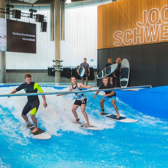 Indoor-Surfen auf stehender Welle in der Jochen Schweizer Arena