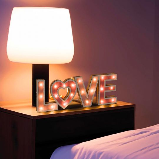 Schriftzug LOVE mit LED-Lichtern